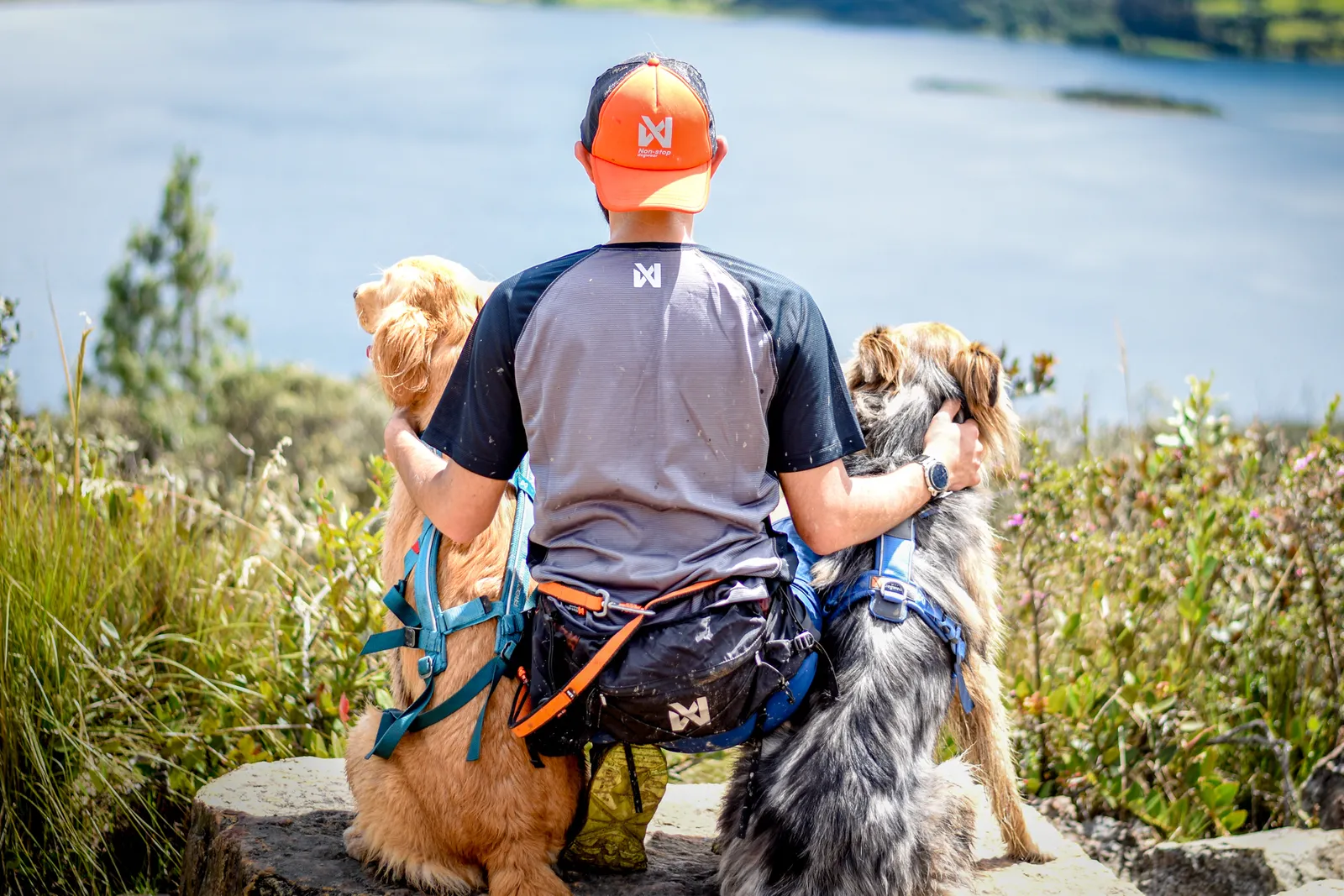Danilo con sus perros frente al lago